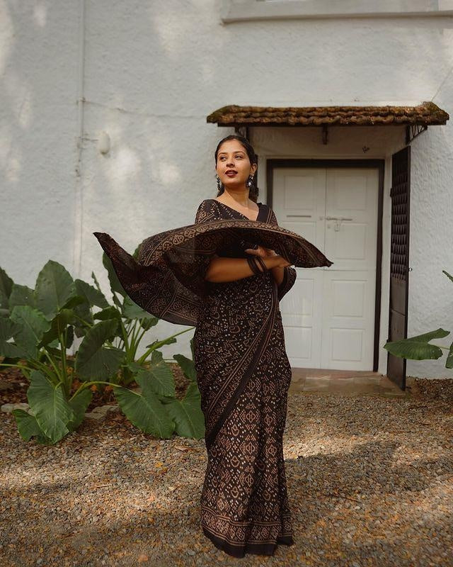 Black Pure Cotton Linen Saree Weaved With Zari Comes With Tassels With Unstitched Blouse